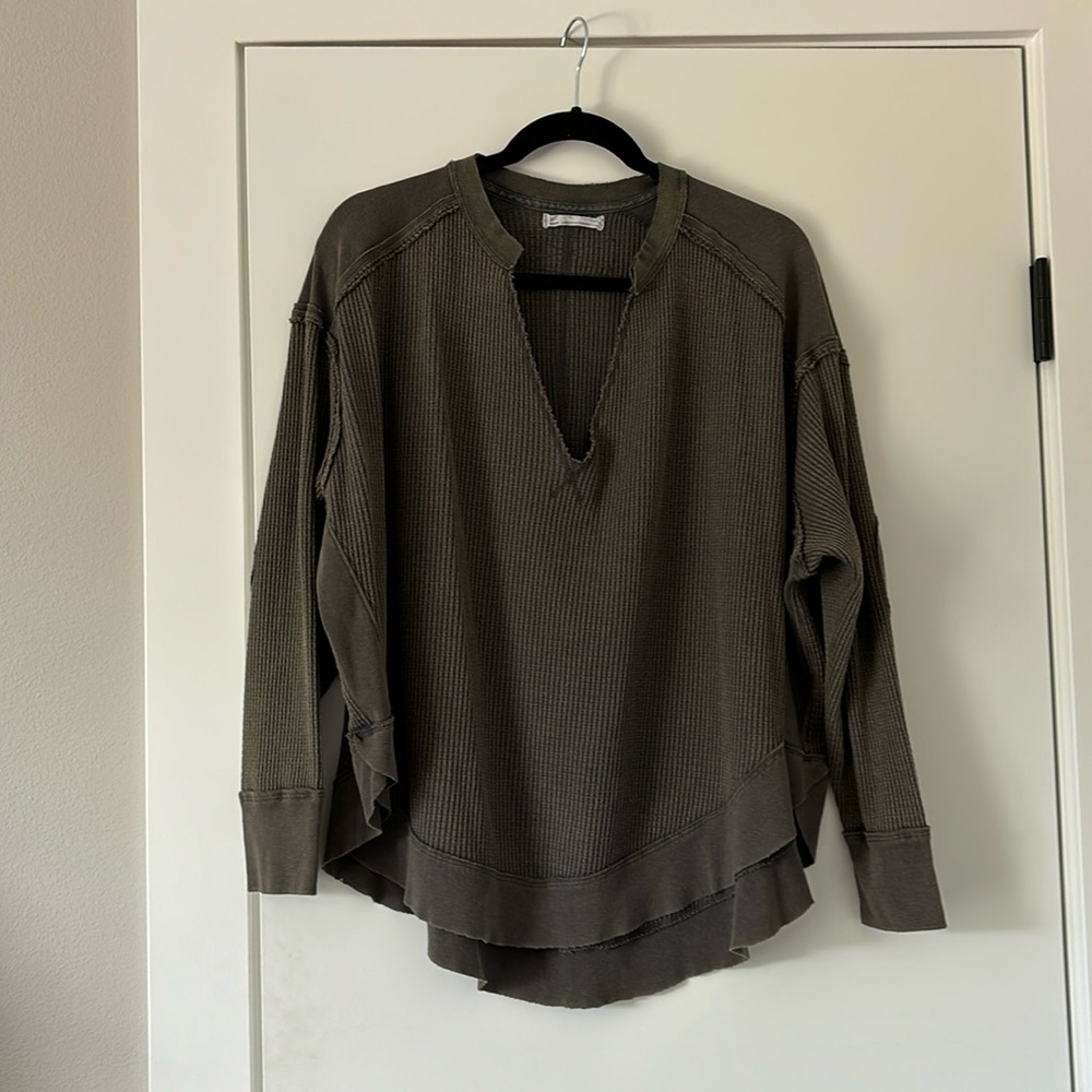We The Free hi low thermal v-neck long sleeve, size medium EUC.